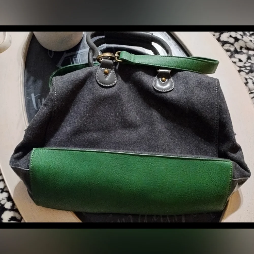 Nila Anthony Green/Grey purse